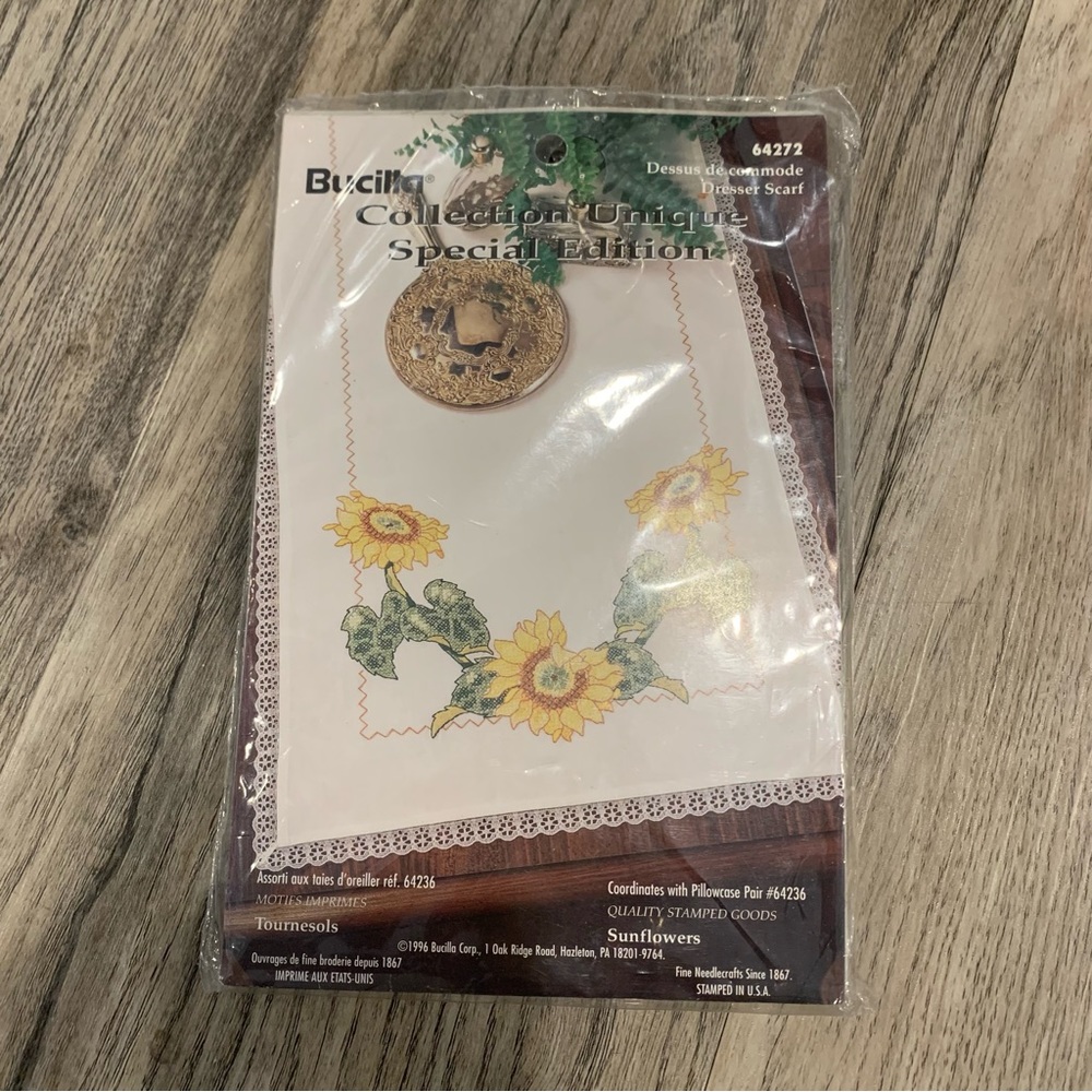 Vintage Bucilla Dresser Scarf 64272 Sunflowers 1996 Special Edition